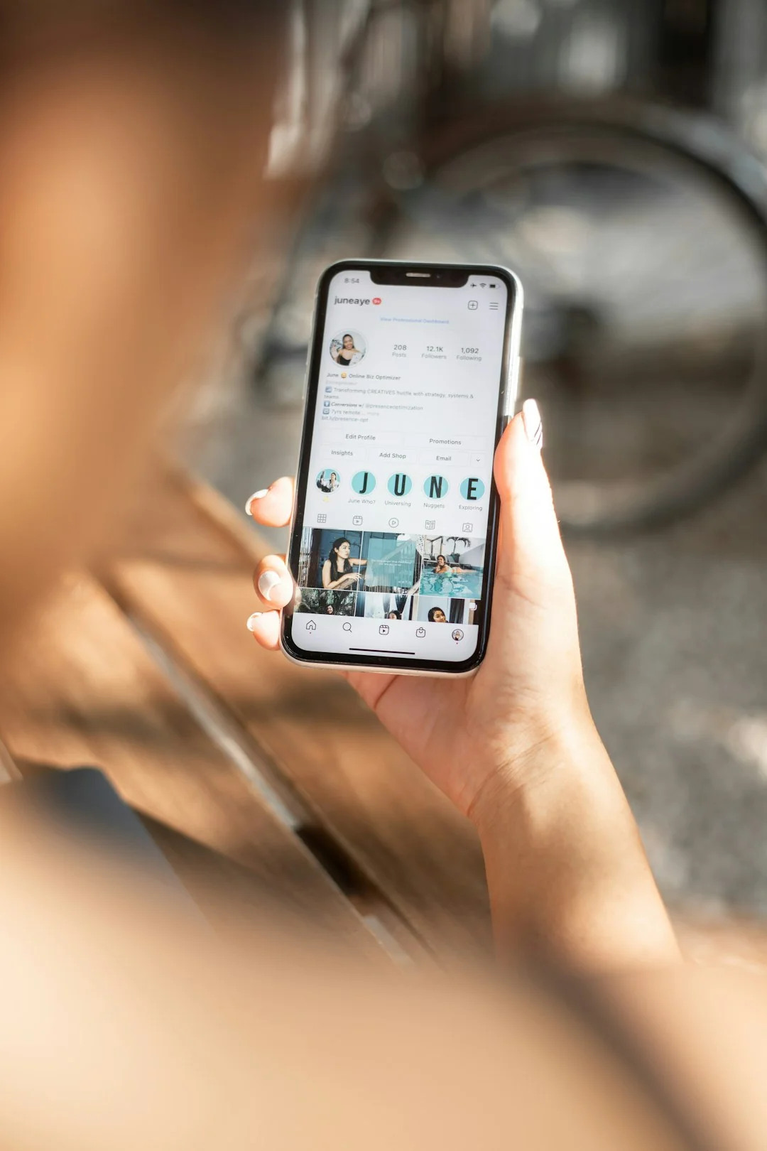 Une équipe variée travaillant ensemble sur des stratégies de marketing digital autour d’un bureau, avec des ordinateurs portables et des tablettes.